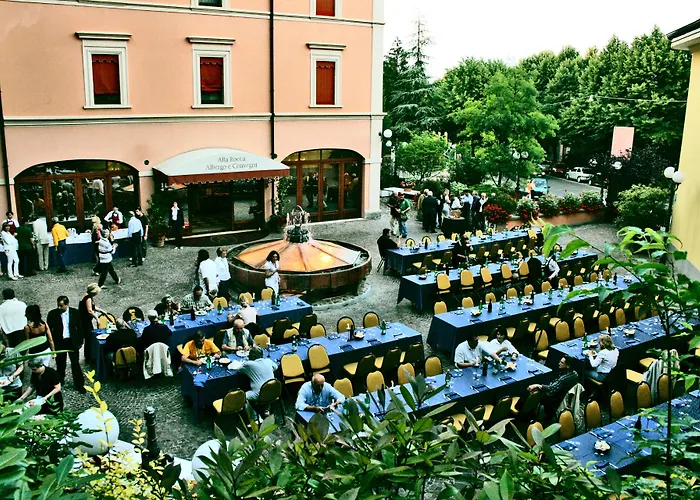 Rocca Conference & Restaurant מלון Bazzano