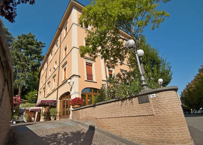 Rocca Conference & Restaurant מלון Bazzano