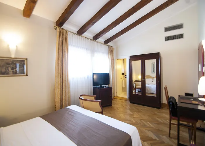 Rocca Conference & Restaurant מלון