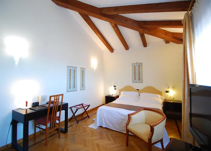 Rocca Conference & Restaurant מלון